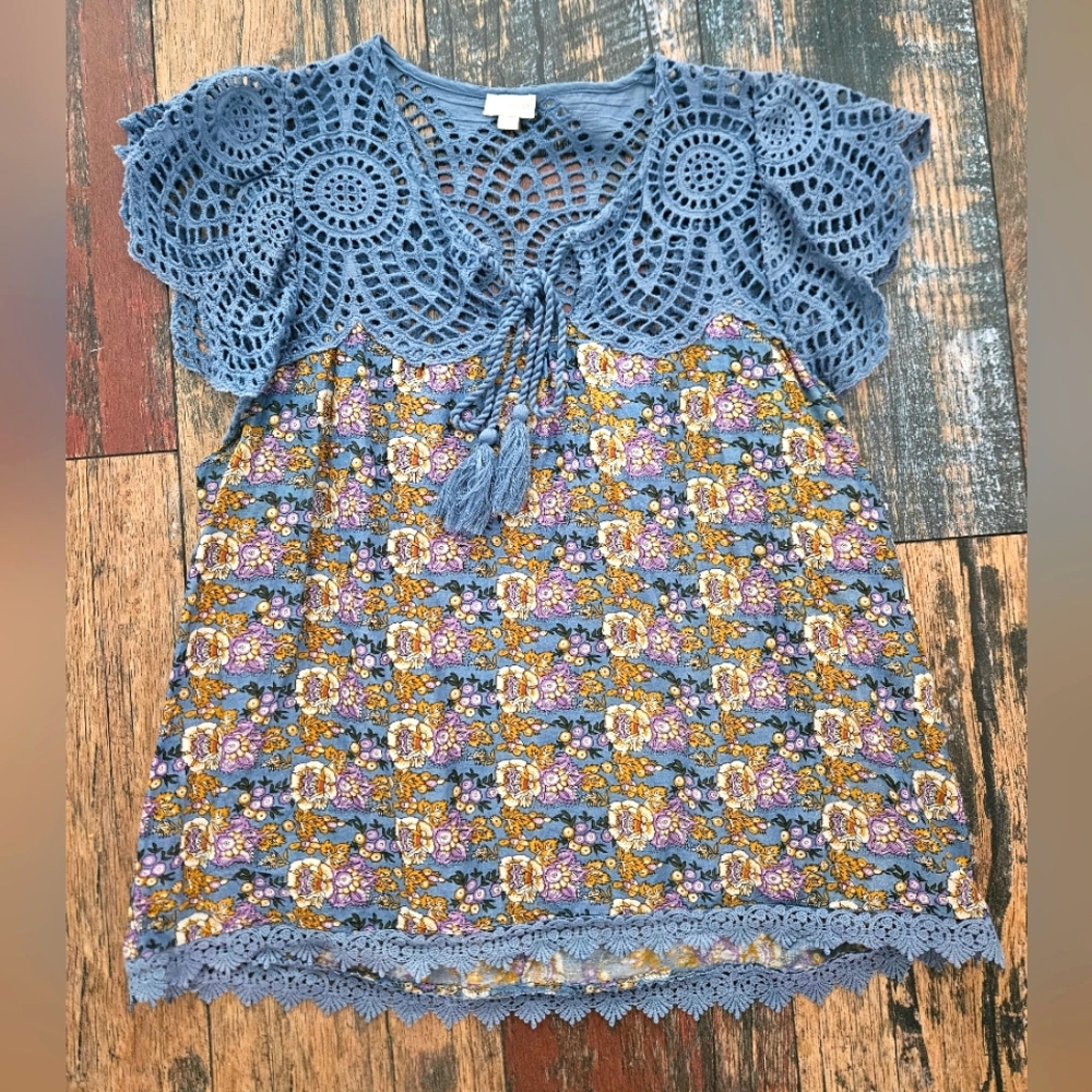 Jennifer & Grace Floral/Crochet Blue Top, Size Large